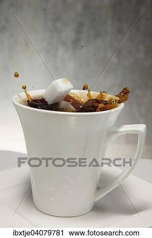 Zwei Stuck Wurfelzucker fallen in eine Tasse Kaffee View Large Photo Image Stock Image - Zwei Stuck Wurfelzucker fallen in eine Tasse Kaffee. Fotosearch