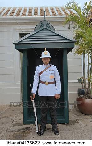 Stock Image - A soldier of the Royal Guards stands at the entrance of the Grand Palace, Phra Borom Maha Ratcha Wang, Bangkok, Thailand, Asia. Fotosearch
