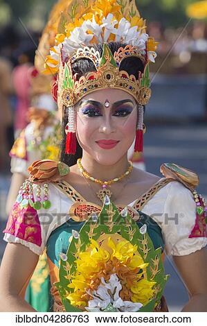 Stock Image - Balinese woman performing at the opening parade of the 2015 Bali Arts Festival, Denpasar, Bali, Indonesia, Asia. Fotosearch