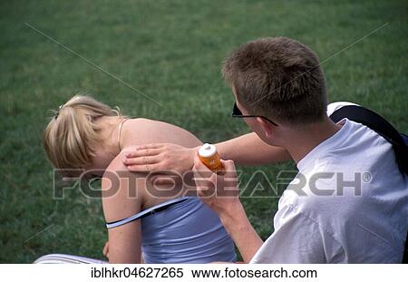 Stock Photography - Mann kremt Frau ein, Berlin, Germany, Europe. Fotosearch