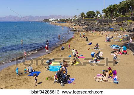 Playa Grande Les Ville Plage Dans Puerto Del Carmen Lanzarote îles Canaries Espagne Europe Méridionale Europe Banque Dimage