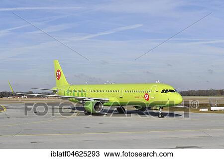 Stock Image - Siberia Airlines S7, Airbus, A320S, Roll in from runway north to Terminal 1, Munich Airport, Upper Bavaria, Germany, Europe. Fotosearch