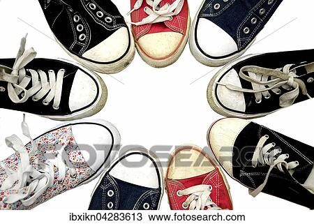 Abgenutze Chucks, Turnschuhe in einem Kreis View Large Photo Image Stock Image - Abgenutze Chucks, Turnschuhe in einem Kreis. Fotosearch