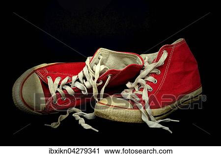 Stock Image - Abgenutze rote Chucks, Turnschuhe. Fotosearch