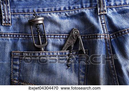 Alter Korkenzieher und Kellnermesser in der Hosentasche einer Jeans View Large Photo Image Stock Image - Alter Korkenzieher und Kellnermesser in der Hosentasche einer Jeans. Fotosearch