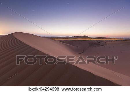 Stock Photo - Auf den Dunen beim Sonnenaufgang in der Wuste, Leeres Viertel, Empty Quarter, Rub al-Chali, auch Rub al-Khali, Vereinigte Arabische Emirate, Asien. Fotosearch