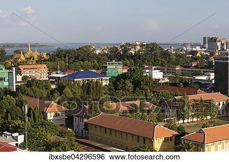 Ausblick Mit Konigspalast Tonle Sap Fluss Und Mekong Sisovat Hochschule Stadtansicht Phnom Penh Kambodscha Asien Stock Photograph Ibxsbe Fotosearch