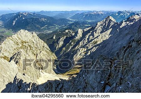 Stock Image - Ausblick von der Zugspitze auf Grosser Waxenstein links, Alpspitze rechts, Wettersteingebirge, Garmisch-Partenirchen, hinten Estergebirge und Karwendelgebirge, Oberbayern, Bayern, Deutschland, Europa. Fotosearch