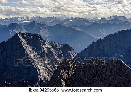 Ausblick von der Zugspitze uber Hochwand und Plattspitzen nach Tirol, hinten Schrankogel in den Stubaier Alpen, Wettersteingebirge, Oberbayern, Bayern, Deutschland, Europa View Large Photo Image Stock Photography - Ausblick von der Zugspitze uber Hochwand und Plattspitzen nach Tirol, hinten Schrankogel in den Stubaier Alpen, Wettersteingebirge, Oberbayern, Bayern, Deutschland, Europa. Fotosearch