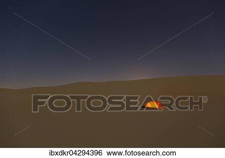 Stock Photograph - Beleuchtetes Zelt steht in Sanddunen, Sternenhimmel, Leeres Viertel, Empty Quarter, Sandwuste Rub al-Chali, auch Rub al-Khali, Vereinigte Arabische Emirate, Asien. Fotosearch