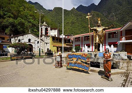 Stock Photo - Dorfplatz mit Inka -Statue, Aguas Calientes, Provinz Cusco, Peru, Sudamerika. Fotosearch