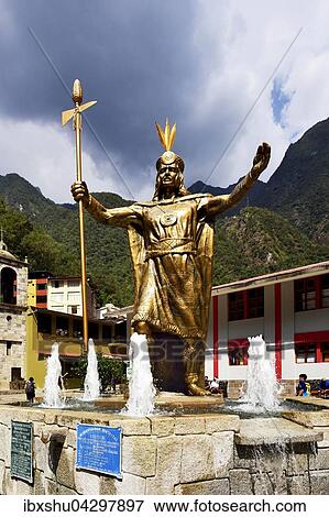 Stock Photo - Dorfplatz mit Inka -Statue, Aguas Calientes, Provinz Cusco, Peru, Sudamerika. Fotosearch