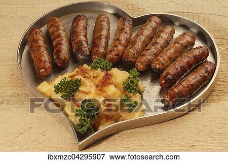 Echte Nurnberger Bratwurstchen mit Kartoffelsalat auf einem Zinnherz serviert View Large Photo Image Stock Photo - Echte Nurnberger Bratwurstchen mit Kartoffelsalat auf einem Zinnherz serviert. Fotosearch