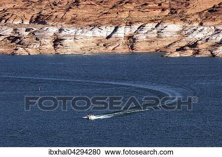 Ein Boot fahrt auf dem Lake Powell, hinten roten Navajo-Sandsteinfelsen, Page, Arizona, USA, Nordamerika View Large Photo Image Stock Image - Ein Boot fahrt auf dem Lake Powell, hinten roten Navajo-Sandsteinfelsen, Page, Arizona, USA, Nordamerika. Fotosearch
