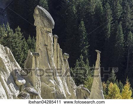 Erdpyramiden von Platten, Percha, Trentino-Alto Adige, Sudtirol, Italien, Europa View Large Photo Image Stock Image - Erdpyramiden von Platten, Percha, Trentino-Alto Adige, Sudtirol, Italien, Europa. Fotosearch