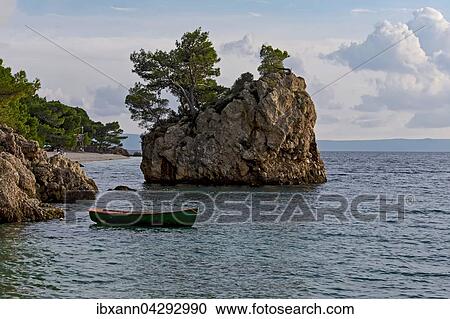 Felsen Kamen Brela oder Brela-Stein, nahe Puntra-Rata Strand, Brela, Makarska Riviera, Adriakuste, Dalmatien, Kroatien, Europa View Large Photo Image Stock Image - Felsen Kamen Brela oder Brela-Stein, nahe Puntra-Rata Strand, Brela, Makarska Riviera, Adriakuste, Dalmatien, Kroatien, Europa. Fotosearch