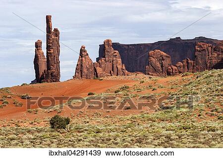 Stock Photo - Felsformationen, Totem Pool und Yei Bi Chei, Monument Valley Navajo Tribal Park, Arizona, USA, Nordamerika. Fotosearch