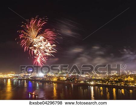 Stock Photo - Feuerwerk uber Tonle Sap und Mekong, Stadtansicht, Phnom Penh, Kambodscha, Asien. Fotosearch