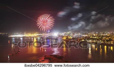 Stock Photography - Feuerwerk uber Tonle Sap und Mekong, Stadtansicht, Phnom Penh, Kambodscha, Asien. Fotosearch