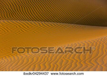 Stock Photo - Formen und Strukturen, Licht und Schatten der Sanddunen, Leeres Viertel, Empty Quarter, Sandwuste Rub al-Chali, auch Rub al-Khali, Vereinigte Arabische Emirate, Asien. Fotosearch