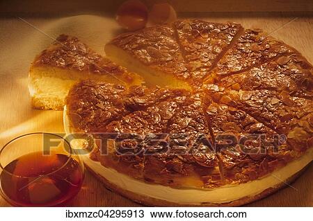 Stock Image - Frisch gebackener Bienenstich. Fotosearch