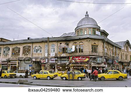 Stock Image - Gelbe Taxis am Khomeini-Platz, Hamadan, Iran. Fotosearch