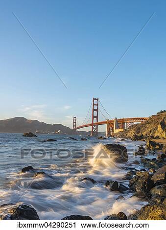 Stock Image - Golden Gate Bridge, Marshall Strand, Marshall's Beach, Felsenkuste, San Francisco, USA, Nordamerika. Fotosearch