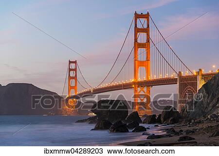 Stock Image - Golden Gate Bridge, Nacht, Marshall Strand, Marshall's Beach, Felsenkuste, San Francisco, USA, Nordamerika. Fotosearch