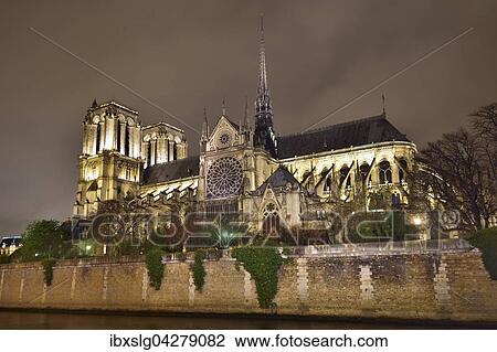 Stock Image - Gotische Kathedrale Notre Dame de Paris mit Seine, Nachtaufnahme, Ile de la Cite, Paris, Ile-de-Fance, Frankreich, Europa. Fotosearch