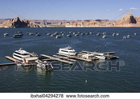 Stock Photo - Hausboote auf dem Lake Powell in der Wahweap Bay, hinten rote Navajo-Sandsteinfelsen, Page, Arizona, USA, Nordamerika. Fotosearch