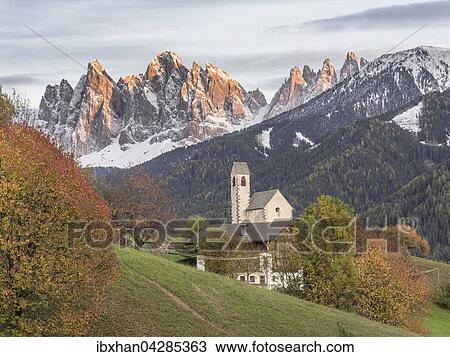 Stock Image - Kirche St. Jakob und Geislergruppe, Villnosstal, Sudtirol, Italien, Europa. Fotosearch