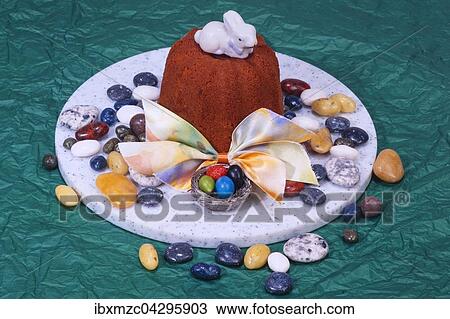 Kleiner Kuchen dekoriert fur Ostern View Large Photo Image Stock Image - Kleiner Kuchen dekoriert fur Ostern. Fotosearch