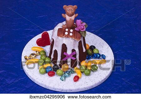 Kleiner Kuchen mit Sussigkeiten fur einen Kindergeburtstag dekoriert View Large Photo Image Stock Photograph - Kleiner Kuchen mit Sussigkeiten fur einen Kindergeburtstag dekoriert. Fotosearch