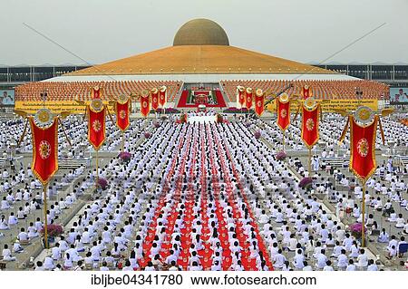 Stock Image - Makha Bucha Day, Magha Puja Day, Theravada Buddhist holiday, mass meeting with monks and religious people in Wat Phra Dhammakaya, Chedi Mahadhammakaya Cetiya, Khlong Luang District, Pathum Thani, Bangkok, Thailand, Asia *** IMPORTANT: Image must not.... Fotosearch