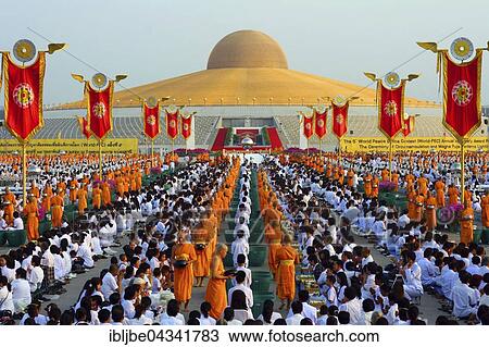 Stock Image - Makha Bucha Day, Magha Puja Day, Theravada Buddhist holiday, mass meeting with monks and religious people in Wat Phra Dhammakaya, Chedi Mahadhammakaya Cetiya, Khlong Luang District, Pathum Thani, Bangkok, Thailand, Asia *** IMPORTANT: Image must not.... Fotosearch