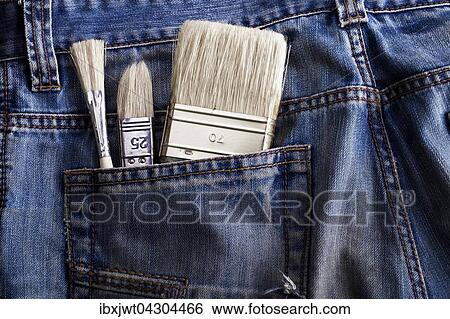 Stock Photograph - Pinsel in der Hosentasche einer Jeans. Fotosearch