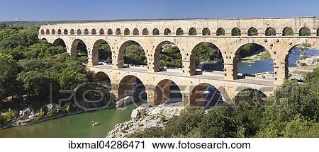 Stock Image - Pont du Gard, romisches Aquadukt, UNESCO Weltkulturerbe, Fluss Gard, Languedoc-Roussillon, Sudfrankreich, Frankreich, Europa. Fotosearch