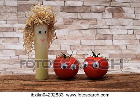 Stock Image - Porreestange, Lauch und Tomaten mit Gesichtern, Symbolbild fur gesundes Gemuse. Fotosearch
