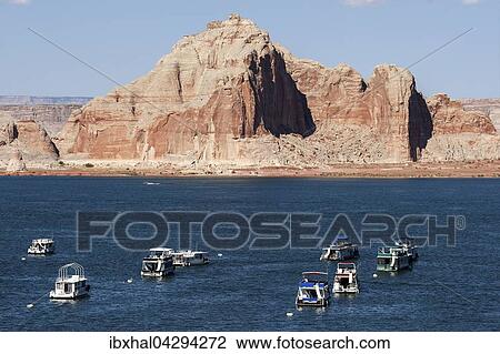 Rote Navajo-Sandsteinfelsen, Castle Rock, vorne Hausboote in der Wahweap Bay, Lake Powell, Page, Arizona, USA, Nordamerika View Large Photo Image Stock Image - Rote Navajo-Sandsteinfelsen, Castle Rock, vorne Hausboote in der Wahweap Bay, Lake Powell, Page, Arizona, USA, Nordamerika. Fotosearch