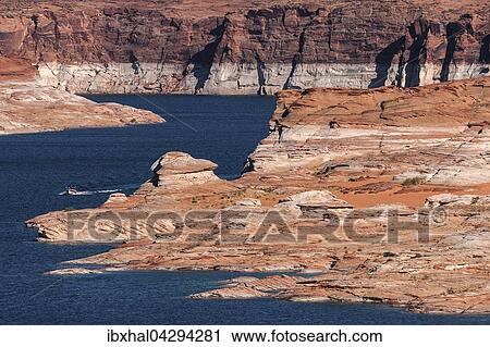 Rote Navajo-Sandsteinfelsen ragen aus dem tiefblauen am Lake Powell, Page, Arizona, USA, Nordamerika View Large Photo Image Stock Image - Rote Navajo-Sandsteinfelsen ragen aus dem tiefblauen am Lake Powell, Page, Arizona, USA, Nordamerika. Fotosearch