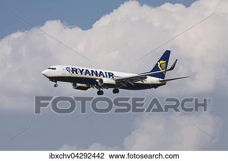 Stock Image - Ryanair, Flugzeug, im Flug mit Wolken. Fotosearch