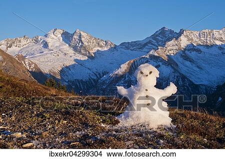 Schneemann auf brauner Wiese, hinten Berglandschaft mit Schnee, hinten Berge Olperer und Fussstein, Wipptal, Tirol, Osterreich, Europa View Large Photo Image Picture - Schneemann auf brauner Wiese, hinten Berglandschaft mit Schnee, hinten Berge Olperer und Fussstein, Wipptal, Tirol, Osterreich, Europa. Fotosearch