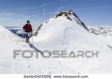 Stock Image - Skitourengeher beim Aufstieg auf die Finailspitze, hinten die Finailkopfe, Schnalstal, Meraner Land, Alpen, Sudtirol, Trentino-Sudtirol, Italien, Europa. Fotosearch