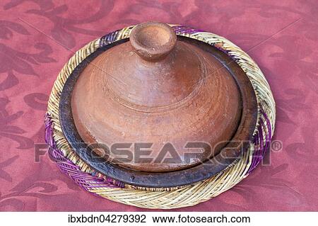 Tajine, ein traditionelles marokkanisches Kochgeschirr View Large Photo Image Stock Image - Tajine, ein traditionelles marokkanisches Kochgeschirr. Fotosearch