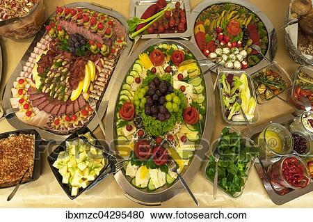 Tisch mit Wurst-und Kaseplatte, Antipasti, Dips und Salaten View Large Photo Image Stock Image - Tisch mit Wurst-und Kaseplatte, Antipasti, Dips und Salaten. Fotosearch