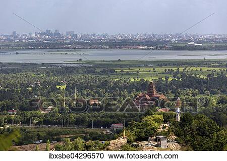 Stock Image - Turm des Wat Prasat Sowann Thamareach Tempel, hinten Phnom Penh, Kambodscha, Asien. Fotosearch