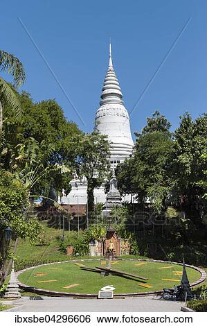 Uhr vor der Stupa des Tempel Wat Phnom, Tempelberg, Phnom Penh, Kambodscha, Asien View Large Photo Image Stock Photograph - Uhr vor der Stupa des Tempel Wat Phnom, Tempelberg, Phnom Penh, Kambodscha, Asien. Fotosearch