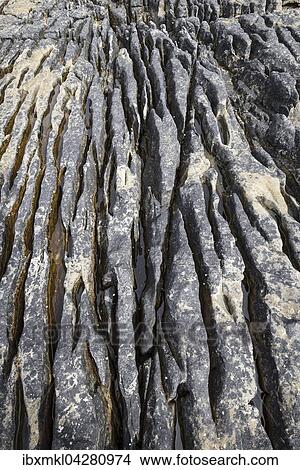 Picture - Verwittertes Lavagestein in der Bucht von Elgol, Western Highlands, Isle of Skye, Schottland, Grossbritannien, Europa. Fotosearch