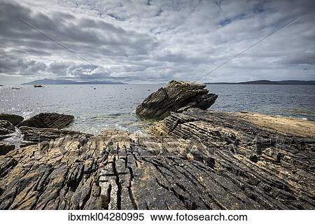 Stock Photography - Verwittertes Lavagestein in der Bucht von Elgol, Western Highlands, Isle of Skye, Schottland, Grossbritannien, Europa. Fotosearch