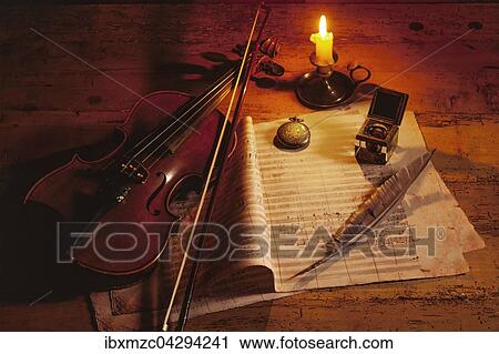 Violine mit Notenblatt und Schreibfeder im Kerzenlicht View Large Photo Image Stock Image - Violine mit Notenblatt und Schreibfeder im Kerzenlicht. Fotosearch